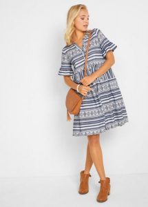 Sukienka shirtowa z lejącego materiału z wiskozą. Białe sukienki bonprix, bez wzorów, z wiskozy, bez kołnierzyka, bez ramiączek, mini. Za 92,99 zł.