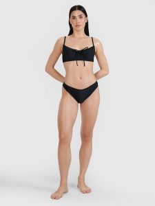 4F Dół od bikini damski - czarny L. Czarne bikini 4f, bez wzorów, z elastanu. W wyprzedaży za 39,99 zł.