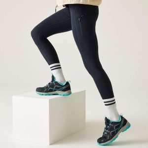Legginsy trekkingowe damskie Monira. Zielone legginsy Regatta, bez wzorów, z materiału. W wyprzedaży za 199,99 zł.