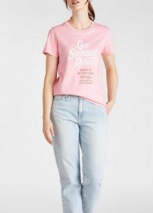 LEE GRAPHIC TEE DAMSKI T-SHIRT KOSZULKA NADRUK REGULAT FIT LA PINK L41AEPNL 112108857. Różowe bluzki Lee, l, bez wzorów, bez kołnierzyka, bez ramiączek. Za 69,99 zł.