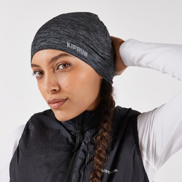 Czapka do biegania Kiprun seamless. Szare czapki KIPRUN, bez wzorów, z elastanu, sportowe. Za 29,99 zł.