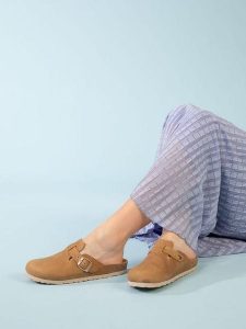 BACKSUN Skórzane klapki "Oslo" w kolorze karmelowym rozmiar: 36. Brązowe klapki Backsun, bez wzorów, bez obcasa. Za 130,99 zł.