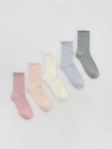 Długie skarpetki 5 pack - pastelowy róż. Czerwone skarpetki Reserved, bez wzorów. Za 49,99 zł.