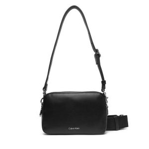 Torebka Calvin Klein. Czarne listonoszki Calvin Klein, bez wzorów, bez dodatków. Za 339,99 zł.