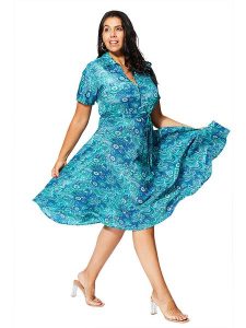 Aller Simplement Sukienka w kolorze niebieskim rozmiar: 54-58. Niebieskie sukienki Aller Simplement, bez wzorów, klasyczne, bez kołnierzyka, bez ramiączek, midi. Za 65,99 zł.