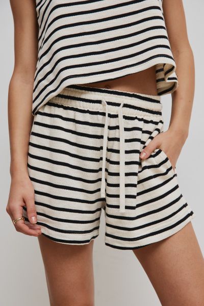 Krótkie szorty z dzianiny w paski BLACK & BEIGE - UNION. Brązowe szorty Marsala, bez wzorów, z bawełny. Za 159,90 zł.