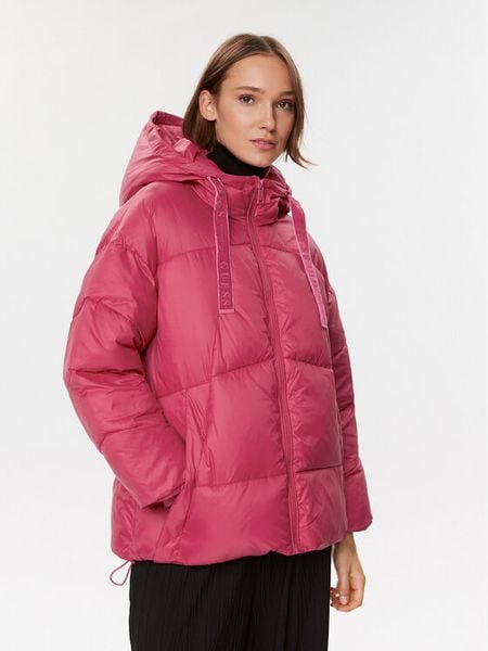 Guess Kurtka zimowa Letizia W3BL21 WG0V0 Czerwony Regular Fit. Czerwone kurtki Guess, na zimę, s, z aplikacjami, z syntetyku, bez kaptura. Za 439,99 zł.