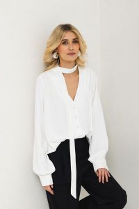 KOSZULA NATALIE BIAŁA S - Flawless. Białe koszule Flawless, s, bez wzorów, ze skóry, bez kołnierzyka, bez ramiączek. Za 479,00 zł.
