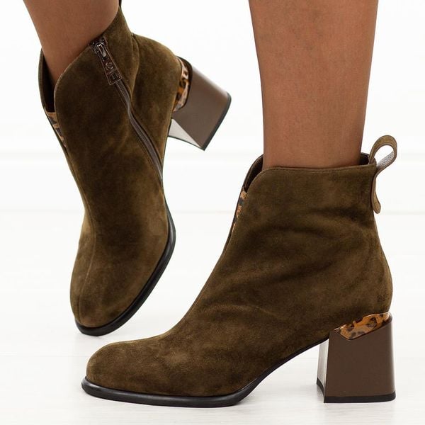 Camelowe zamszowe botki damskie na obcasie Vinceza 66811. Brązowe botki VINCEZA, na jesień, bez wzorów, z jeansu, z okrągłym noskiem, bez obcasa, na obcasie, bez zapięcia. W wyprzedaży za 291,54 zł.