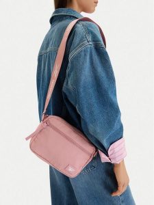 Reebok Torebka CEOWB-RBK-KL-003-09 Różowy. Czerwone listonoszki Reebok, bez wzorów, z materiału, bez dodatków. Za 69,99 zł.