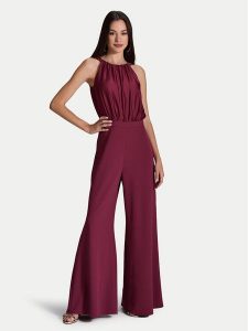 Swing Kombinezon 3AI00100 Bordowy Regular Fit. Czerwone kombinezony Swing, bez wzorów, z syntetyku, bez kołnierzyka, bez ramiączek. Za 469,99 zł.