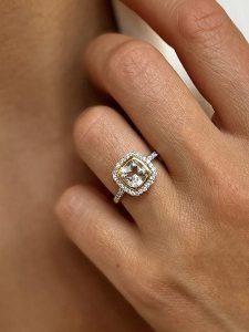 Les Petites Précieuses Pozłacany pierścionek z cyrkoniami i ametystem rozmiar: 58. Zielone pierścionki Les Petites Précieuses, z ametystem, pozłacane. Za 208,99 zł.