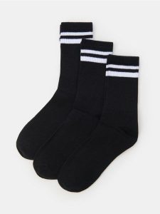 Prązkowane skarpetki 3 pack - czarny. Czarne skarpetki Sinsay, bez wzorów, prążkowane. Za 15,99 zł.