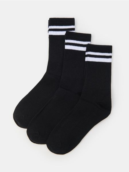 Prązkowane skarpetki 3 pack - czarny. Czarne skarpetki Sinsay, bez wzorów, prążkowane. Za 15,99 zł.