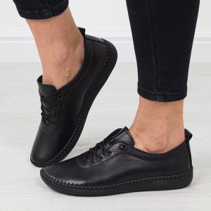 Czarne skórzane półbuty damskie T.Sokolski 2023. Czarne półbuty Sokolski, bez wzorów, ze skóry, bez obcasa, bez zapięcia. Za 239,00 zł.