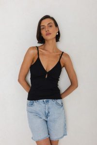 TOP GIGI CZARNY L - Flawless. Czarne topy Flawless, l, bez wzorów, z bawełny, eleganckie, bez kołnierzyka, bez ramiączek. Za 167,00 zł.