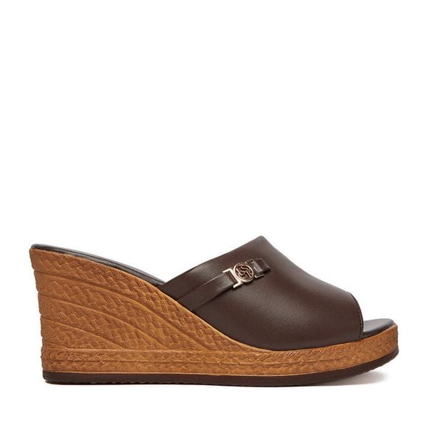 Klapki Lasocki. Brązowe klapki Lasocki, bez wzorów, bez obcasa. Za 179,99 zł.