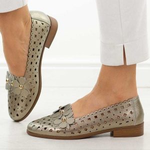 Złote ażurowe półbuty damskie M.Daszyński 25113-7. Żółte półbuty M.Daszyński, na lato, z aplikacjami, ze skóry, bez obcasa, na płaskiej podeszwie, bez zapięcia. Za 219,00 zł.