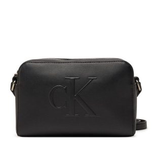 Torebka Calvin Klein Jeans. Czarne torebki klasyczne Calvin Klein Jeans, bez wzorów, z jeansu, bez dodatków. Za 189,99 zł.