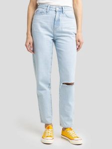 Jeansy damskie mom jeans z dziurą jasnoniebieskie Silla 122. Niebieskie jeansy Big Star, bez wzorów, z bawełny, z podwyższonym stanem. W wyprzedaży za 99,99 zł.