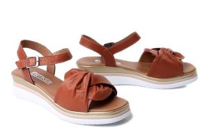 Artiker Relaks 58C3195 Brązowy, sandały damskie. Brązowe sandały Artiker Relaks, bez wzorów, ze skóry, bez obcasa, na koturnie, bez zapięcia. Za 239,90 zł.