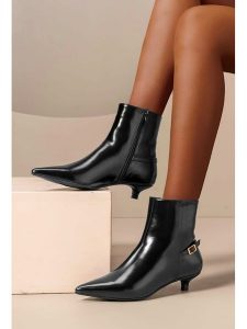 C'M Botki w kolorze czarnym rozmiar: 40. Czarne botki C'M, bez wzorów, bez obcasa, na szpilce, bez zapięcia. Za 130,99 zł.