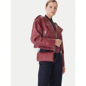 Torebka Guess. Czerwone torebki klasyczne Guess, z aplikacjami, bez dodatków. Za 544,99 zł.
