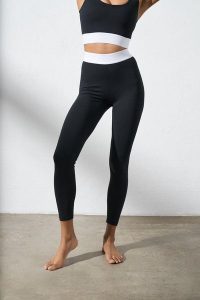 Legginsy do jogi Moonholi Basic z długimi nogawkami. Czarne legginsy MOONHOLI, bez wzorów, z elastanu, długie. Za 299,00 zł.