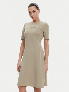 Calvin Klein Sukienka codzienna K20K208151 Beżowy Regular Fit. Brązowe kombinezony Calvin Klein, na co dzień, bez wzorów, z syntetyku, bez kołnierzyka, bez ramiączek, proste. Za 469,99 zł.