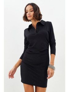 Milan Kiss Sukienka w kolorze czarnym rozmiar: M. Czarne sukienki Milan Kiss, na co dzień, m, bez wzorów, bez kołnierzyka, bez ramiączek, mini, proste. Za 210,81 zł.