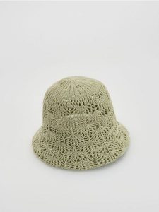 Ażurowy kapelusz bucket - jasnozielony. Zielone kapelusze Reserved, w ażurowe wzory. Za 69,99 zł.