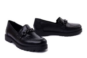 RIEKER 45561-01 black, półbuty damskie. Czarne półbuty Rieker, bez wzorów, bez obcasa, bez zapięcia. Za 369,90 zł.