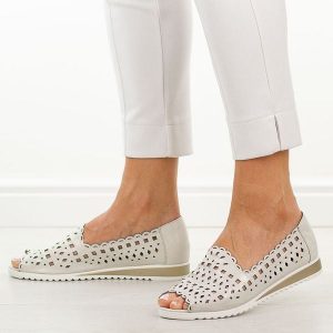 Białe skórzane półbuty damskie M.Daszyński Ol27-2. Białe półbuty M.Daszyński, na lato, w ażurowe wzory, ze skóry, z otwartym noskiem, bez obcasa, na płaskiej podeszwie, bez zapięcia. W wyprzedaży za 197,10 zł.