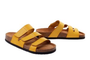 DR. BRINKMANN 700508-06 gelb, klapki damskie. Żółte klapki Dr. Brinkmann, bez wzorów, ze skóry, bez obcasa. Za 264,90 zł.