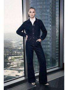 Trendyol Kombinezon dżinsowy w kolorze granatowym rozmiar: 42. Niebieskie kombinezony Trendyol, bez wzorów, klasyczne, bez kołnierzyka, bez ramiączek. Za 217,99 zł.