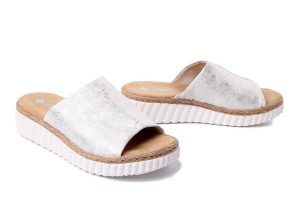 RIEKER 69288-60 beige, klapki damskie. Brązowe klapki Rieker, bez wzorów, bez obcasa. Za 223,92 zł.