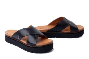 PIAZZA 900181-01 schwarz, klapki damskie. Czarne klapki Piazza, bez wzorów, ze skóry, bez obcasa. Za 254,92 zł.