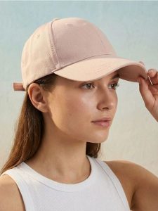 Bawełniana czapka z daszkiem - beżowy. Brązowe czapki Sinsay, bez wzorów, z bawełny. Za 9,99 zł.