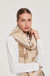 Szalik beżowy. Brązowe szaliki MOODO, bez wzorów, z poliesteru. Za 69,99 zł.