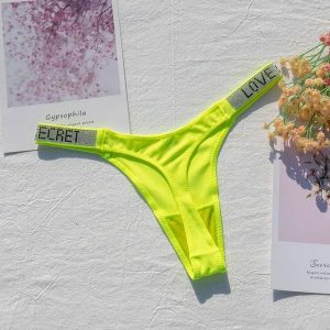 Stringi z szeroką gumką i nowoczesnym designem Dior. Fioletowe stringi Intica, bez wzorów, z materiału. W wyprzedaży za 79,00 zł.