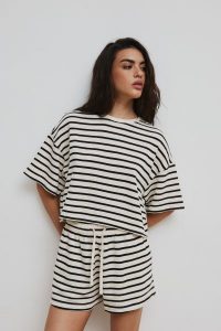 Tshirt z dzianiny bawełnianej w paski BLACK & BEIGE - CASPE -M. Brązowe t-shirty Marsala, m, bez wzorów, z bawełny, bez kołnierzyka, bez ramiączek. W wyprzedaży za 71,96 zł.