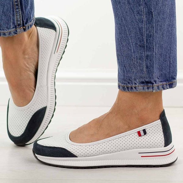 Białe wt/nv skórzane półbuty damskie Filippo Dp6134/26. Białe półbuty Filippo, na jesień, bez wzorów, ze skóry, z okrągłym noskiem, bez obcasa, bez zapięcia. Za 209,00 zł.