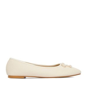 Baleriny JENNY. Białe balerinki Jenny, bez wzorów, bez obcasa, bez zapięcia. Za 59,99 zł.