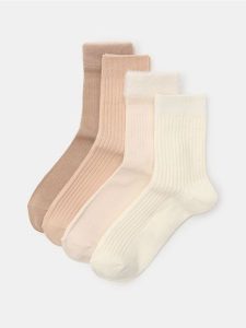 Długie prążkowane skarpety 4 pack - beżowy. Brązowe skarpetki Sinsay, bez wzorów, prążkowane. Za 17,99 zł.