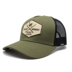 Czapka Trucker - 5 paneli / Recykling / Jeden rozmiar (Oliwkowy/Czarny). Czarne czapki SURF MONKEY, z aplikacjami, z bawełny. Za 135,96 zł.