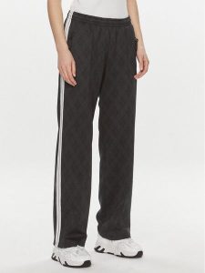 Replay Spodnie dresowe W8115.000.74934 Czarny Regular Fit. Czarne spodnie dresowe Replay, m, bez wzorów, z dresówki. Za 419,99 zł.