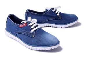 ARTIKER RELAKS 52C0204 jeans, półbuty damskie. Niebieskie półbuty Artiker Relaks, bez wzorów, z jeansu, bez obcasa, bez zapięcia. Za 117,45 zł.