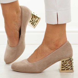 Beżowe zamsz Polskie czółenka damskie Suzana 594. Brązowe czółenka Suzana, bez wzorów, z zamszu, z okrągłym noskiem, bez obcasa, na obcasie, bez zapięcia. W wyprzedaży za 219,12 zł.