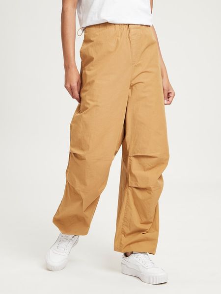 Cross Jeans Bojówki w kolorze karmelowym rozmiar: W30. Brązowe spodnie z wysokim stanem Cross Jeans, bez wzorów, z bawełny, z podwyższonym stanem. Za 86,99 zł.