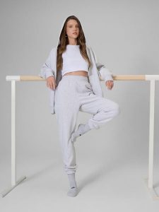 4F Spodnie dresowe joggery damskie - szare L. Szare spodnie dresowe 4f, l, bez wzorów, z dresówki. Za 129,99 zł.